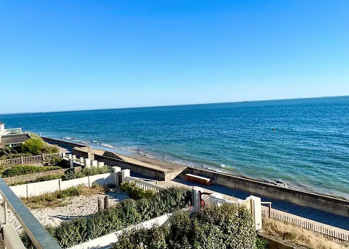 Large Studio Direct Access To The Beach
